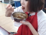 小姐姐吃饭的勺子是什么,小姐姐的用餐瞬间