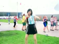 s11小组赛小姐姐跳舞,小姐姐热舞助威，燃情赛场瞬间