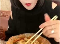 小姐姐吃麻辣辣酱吗,小姐姐的味蕾冒险之旅